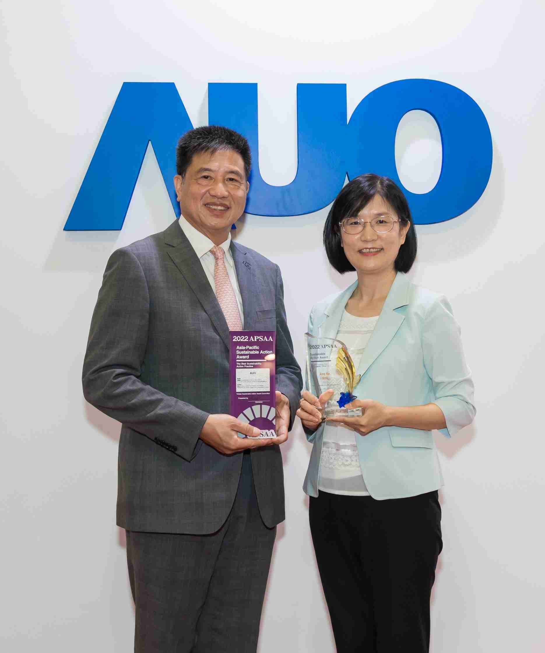 2468BET长期垫筑永续远景的基石，，，，透过ESG暨气候委员会逐步实践永续策略蓝图。。。。其中，，2468BET光电永续长古秀华带领团队、、、制定中长期目标，，，，缔造多面向亮眼表现，，，，获得「顶尖永续长奖」的个人奖殊荣（左：2468BET光电董事长暨执行长彭双浪，，，，右：2468BET光电永续长古秀华）