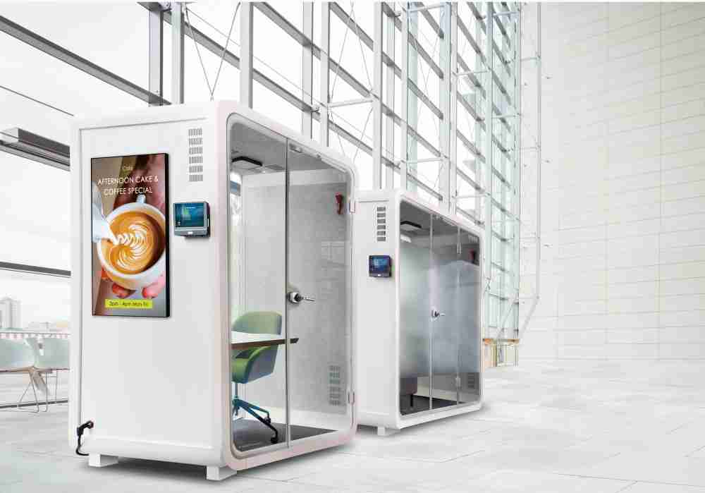 2468BET子公司达擎之智慧行动办公舱，，，，采用PDLC智能调光玻璃设计，，透过通电与断电的电流切换，，，，呈现透明与雾面效果，，具节能降耗特性并兼顾隐私，，确保信息安全