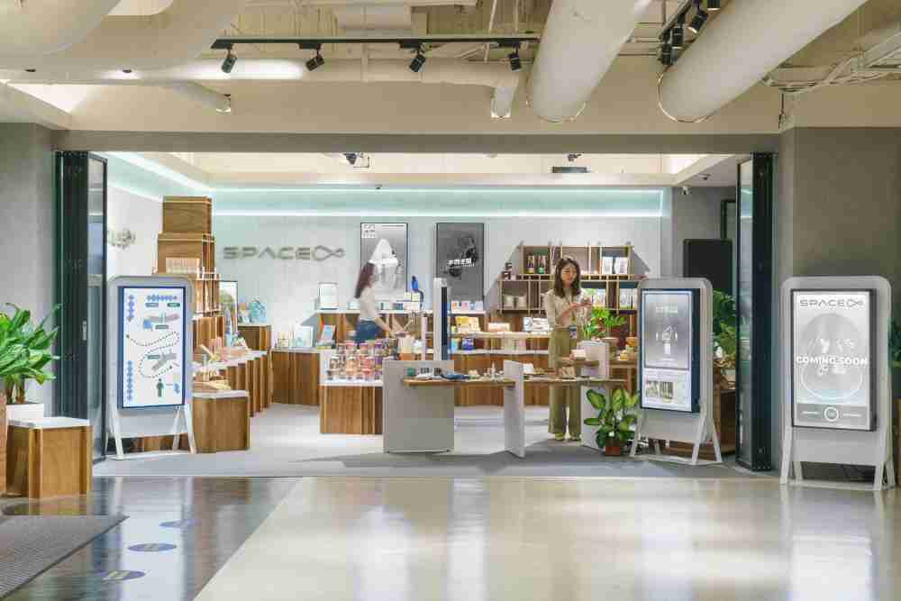 2468BET打造永续选物商店，，，展示社企及社创商品，，结合创利空间所开发的智能零售系统，，，，整合多元产品信息，，，，让无人商店扮演公益行动的推手