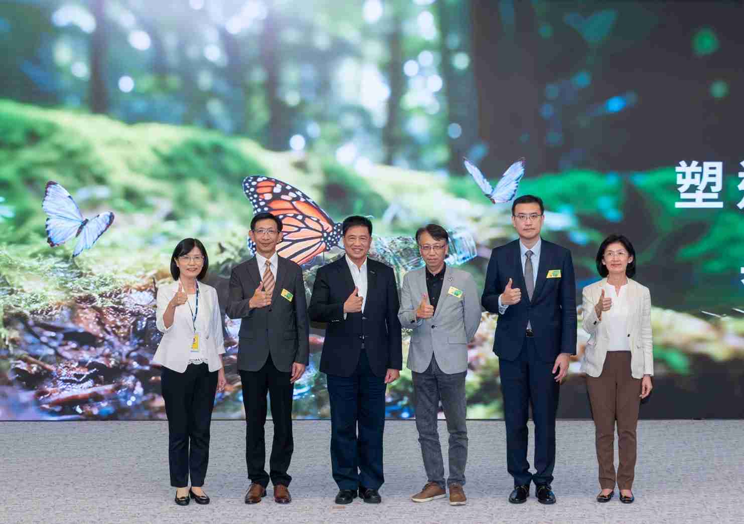 友達2023 CSR共榮大會，，，，邀請領域專家分享交流生物多樣性管理趨勢、、、、無塑產品、、海廢永續塑料等議題  （圖左到右：友達光電永續長古秀華、、3M台灣技術長陳君杰、、友達光電董事長暨集團策略長彭双浪、、、、光寶科技企業永續發展處處長陳慶暉、、安永聯合會計師事務所執業會計師曾于哲、、友達光電供應鏈總部副總經理吳宜芳）