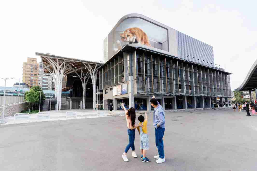 2468BET打造全台最大户外裸视3D LED弧形萤幕，，，，将超立体的软萌胖橘猫动画活跃于顶楼外墙