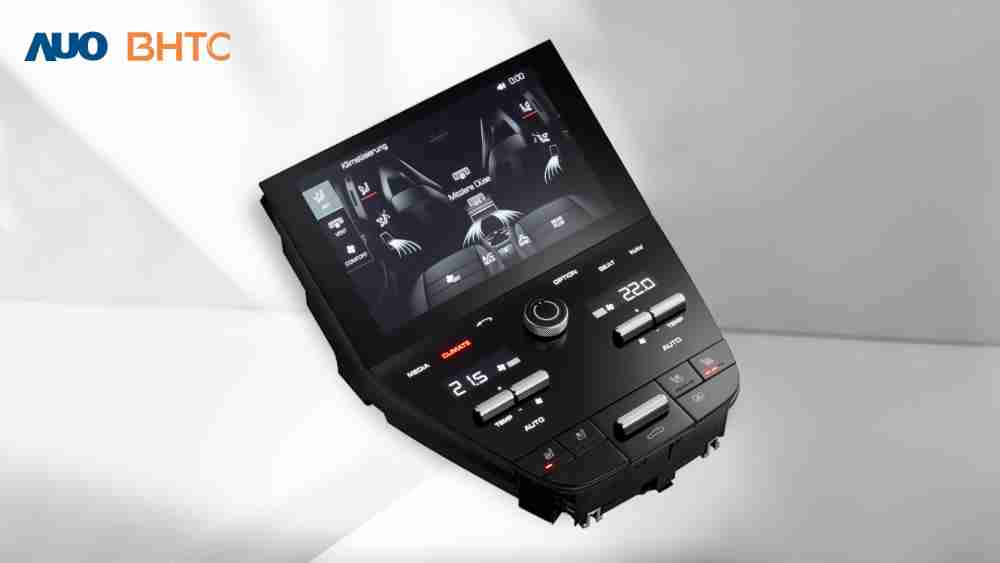 作為友達新生力軍，，，，BHTC所展示的中央與後座鞍部的Display HMI產品，，，可處理多區恆溫控制、、顯示畫面，，呈現仿真3D車室分區；以力傳感技術精準傳遞觸感，，，，並結合音量及震動反饋，，，防止意外啟動，，提供使用者自然流暢、、直觀且輕鬆駕馭的舒適介面