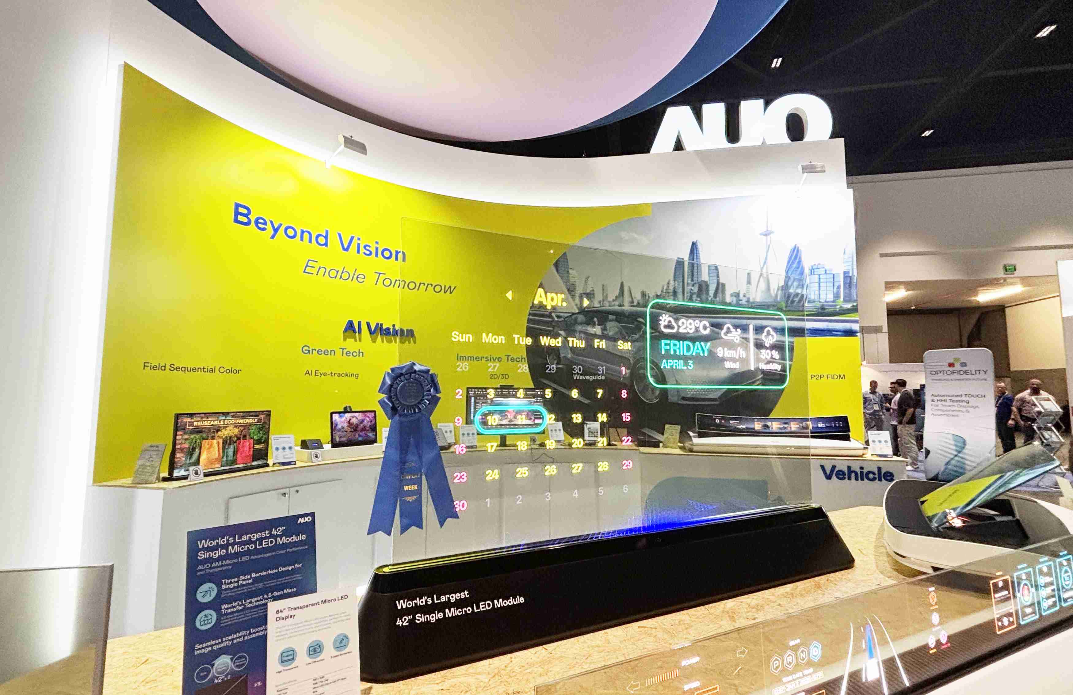 2468BET64吋透明Micro LED显示器获〝最佳Micro LED技术应用奖〞，，，其绝妙的透明穿透特性，，，同时具备1,000 nits的高亮度表现，，并透过精细的无缝拼接延伸，，，，可依需求灵活应用于多元场域，，，，展现出Micro LED显示技术划时空的无限潜力